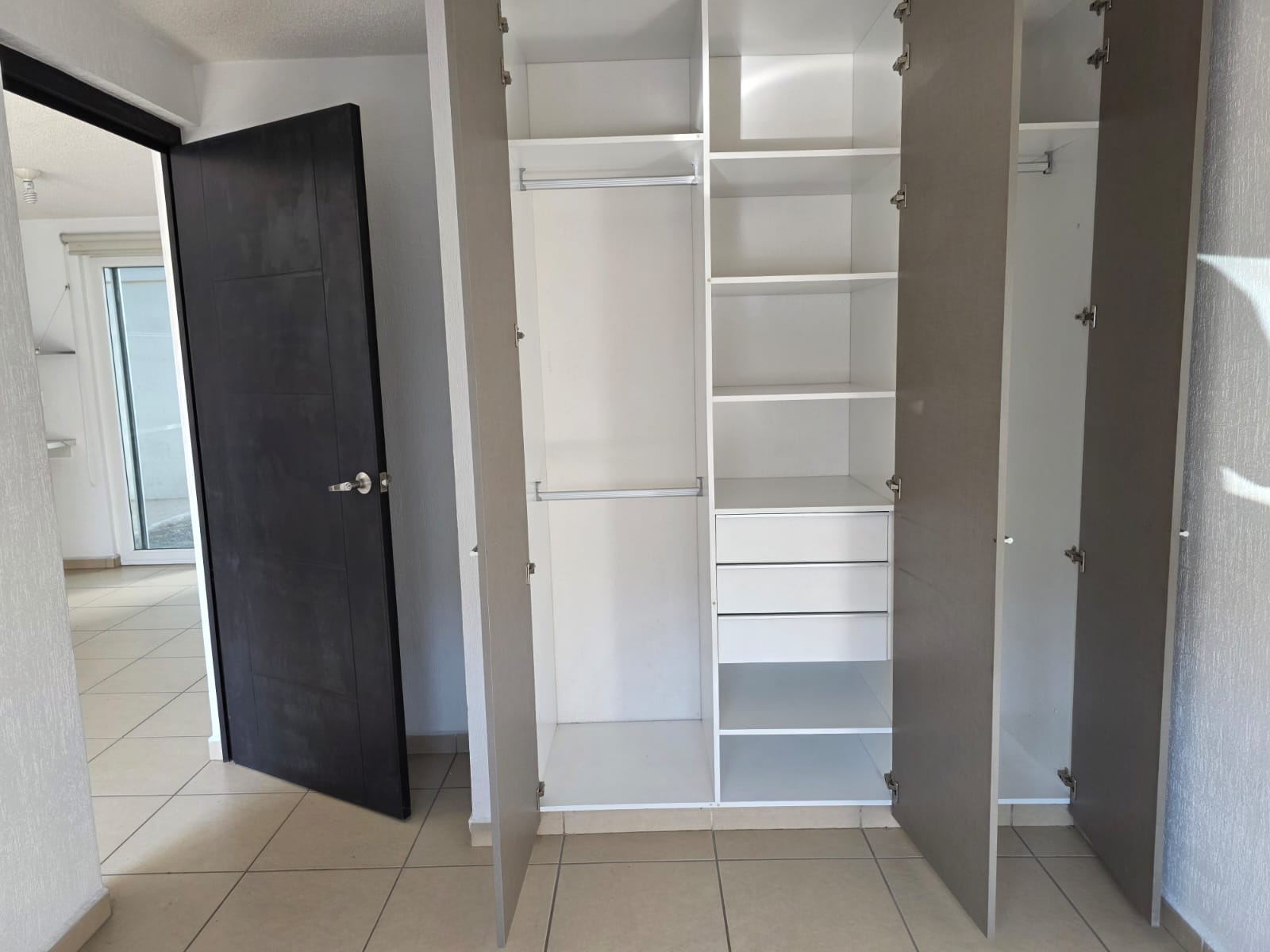 Clóset abierto primer habitación